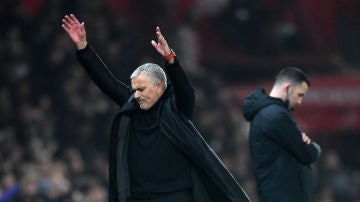 Mourinho se desespera en la banda durante un partido