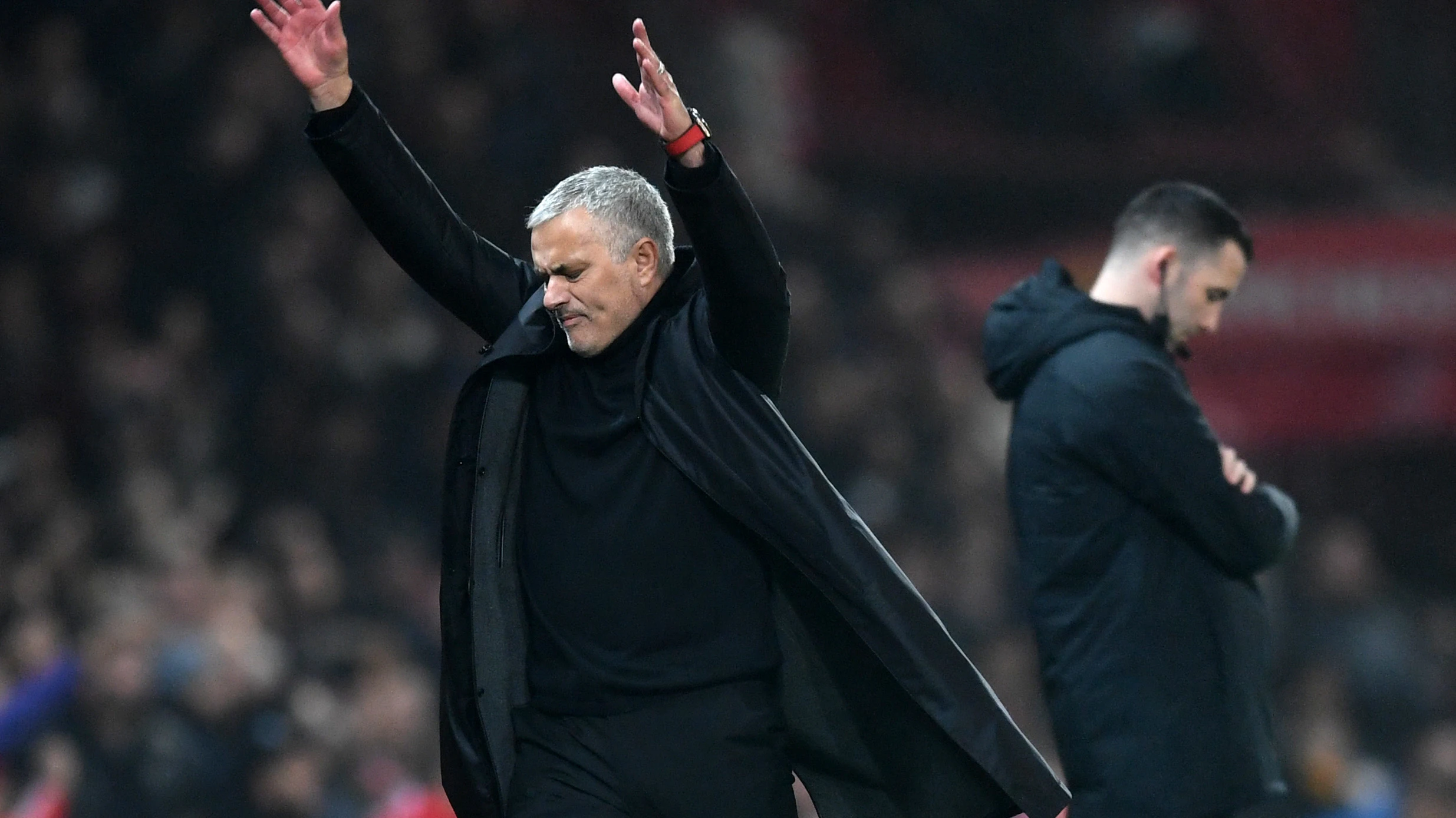 Mourinho se desespera en la banda durante un partido