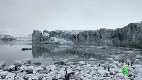 La caída de parte de un glaciar provoca un 'minitsunami' en un lago de Islandia La caída de parte de un glaciar provoca un 'minitsunami' en un lago de Islandia