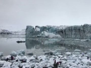 La caída de parte de un glaciar provoca un 'minitsunami' en un lago de Islandia La caída de parte de un glaciar provoca un 'minitsunami' en un lago de Islandia