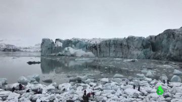 La caída de parte de un glaciar provoca un 'minitsunami' en un lago de Islandia