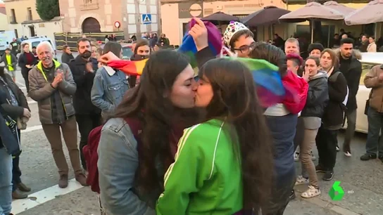 Manifestantes LGTBI irrumpen con gritos y besos en la catedral de Alcalá de Henares para protestar contra el Obispado Manifestantes LGTBI irrumpen con gritos y besos en la catedral de Alcalá de Henares para protestar contra el Obispado