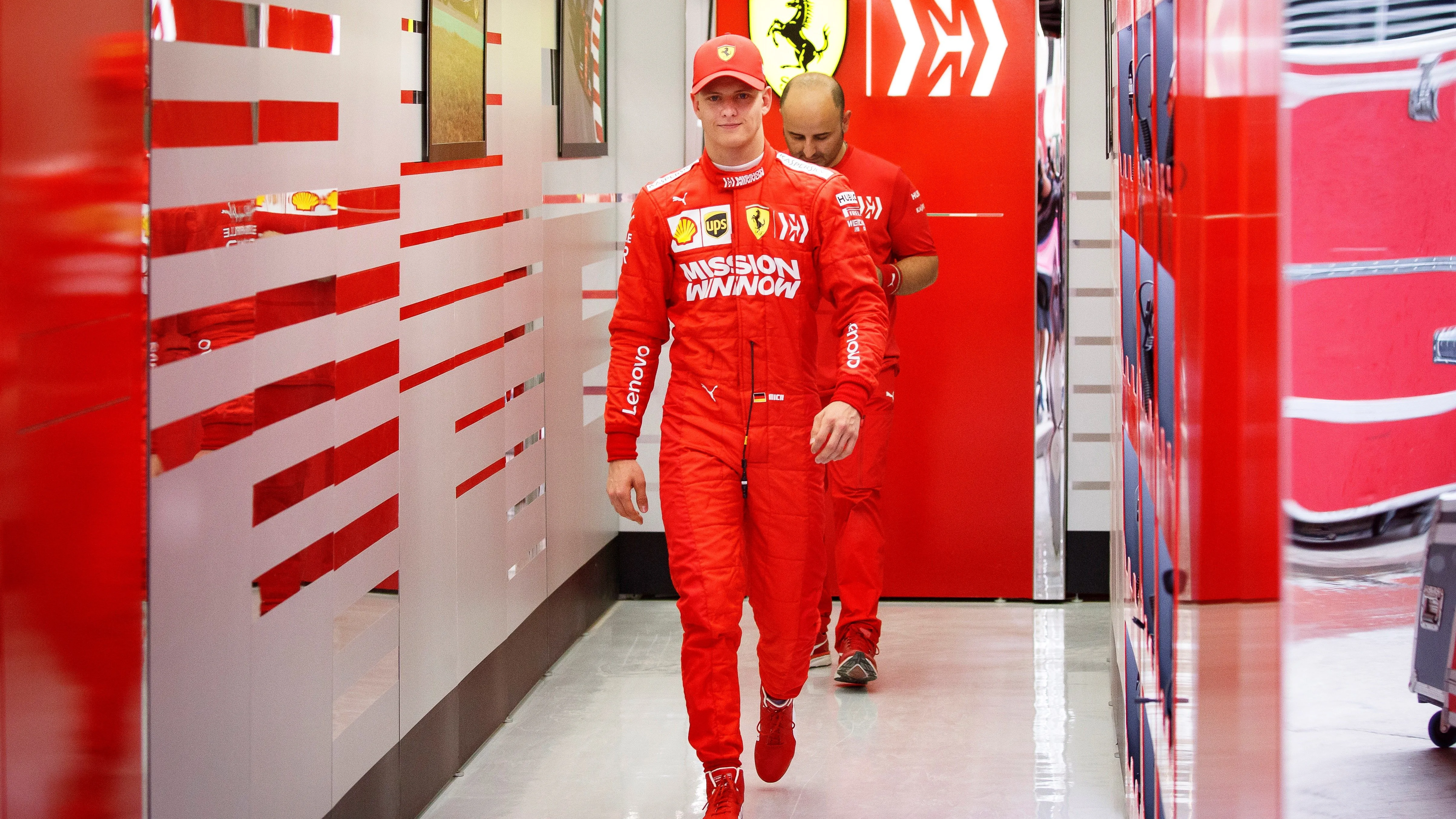 Mick Schumacher, en el box de Ferrari en Baréin