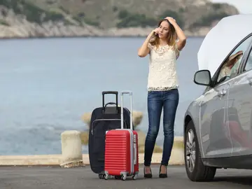 Mujer con el coche averiado Mujer con el coche averiado