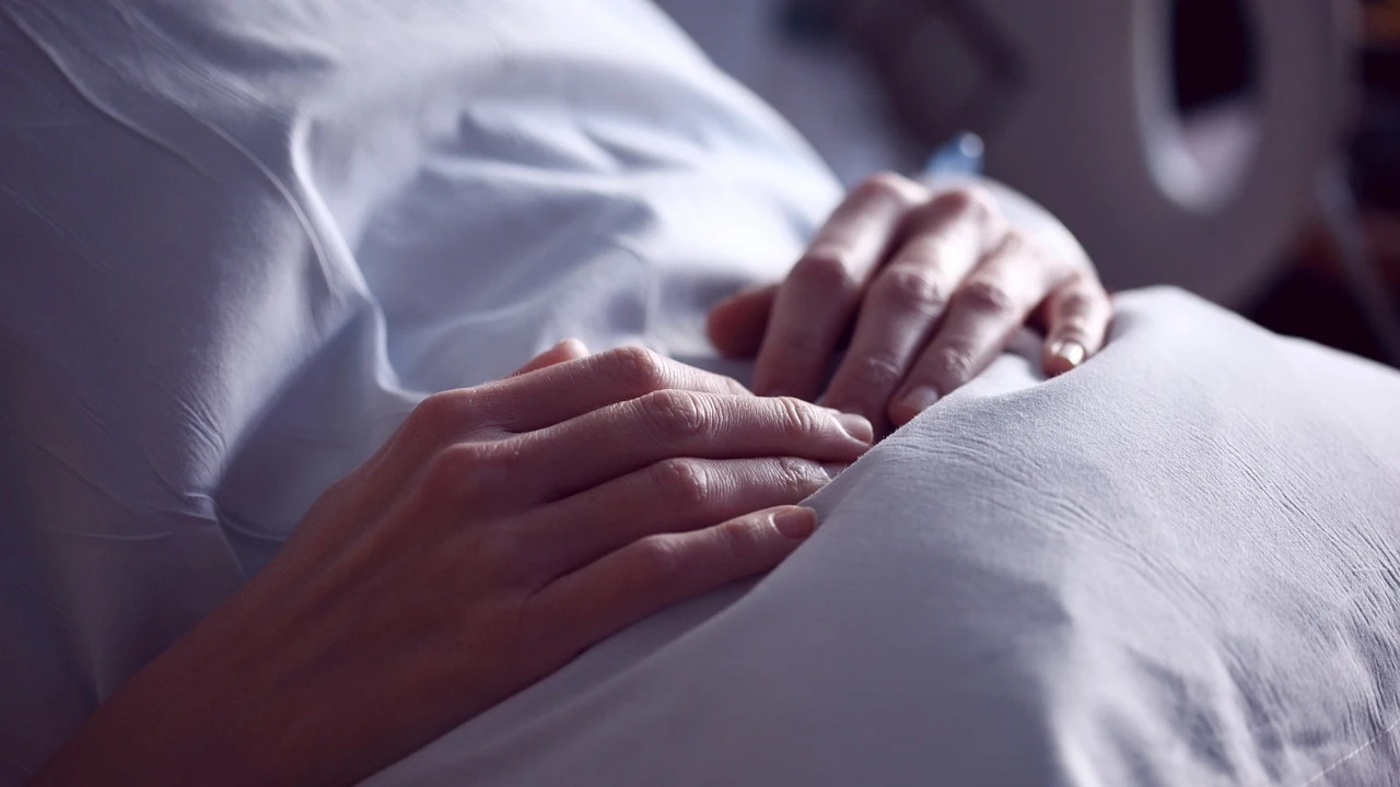 mujer en una cama de hospital