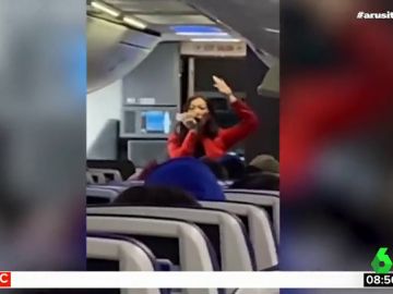 El sorprendente rap de una asistente de vuelvo para dar instrucciones a los pasajeros sin 'matarles' de aburrimiento El sorprendente rap de una asistente de vuelvo para dar instrucciones a los pasajeros sin 'matarles' de aburrimiento