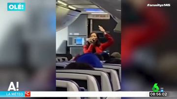 El sorprendente rap de una asistente de vuelvo para dar instrucciones a los pasajeros sin 'matarles' de aburrimiento