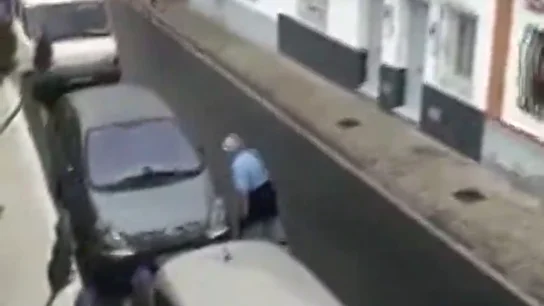 Detienen a un hombre por destrozar con una catana varios coches aparcados en la calle Detienen a un hombre por destrozar con una catana varios coches aparcados en la calle