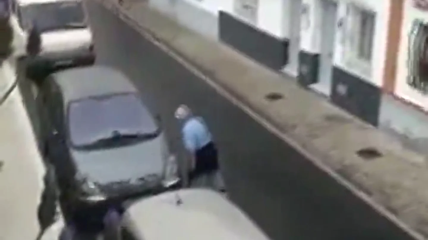 Detienen a un hombre por destrozar con una catana varios coches aparcados en la calle Detienen a un hombre por destrozar con una catana varios coches aparcados en la calle