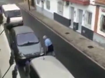 Detienen a un hombre por destrozar con una catana varios coches aparcados en la calle Detienen a un hombre por destrozar con una catana varios coches aparcados en la calle