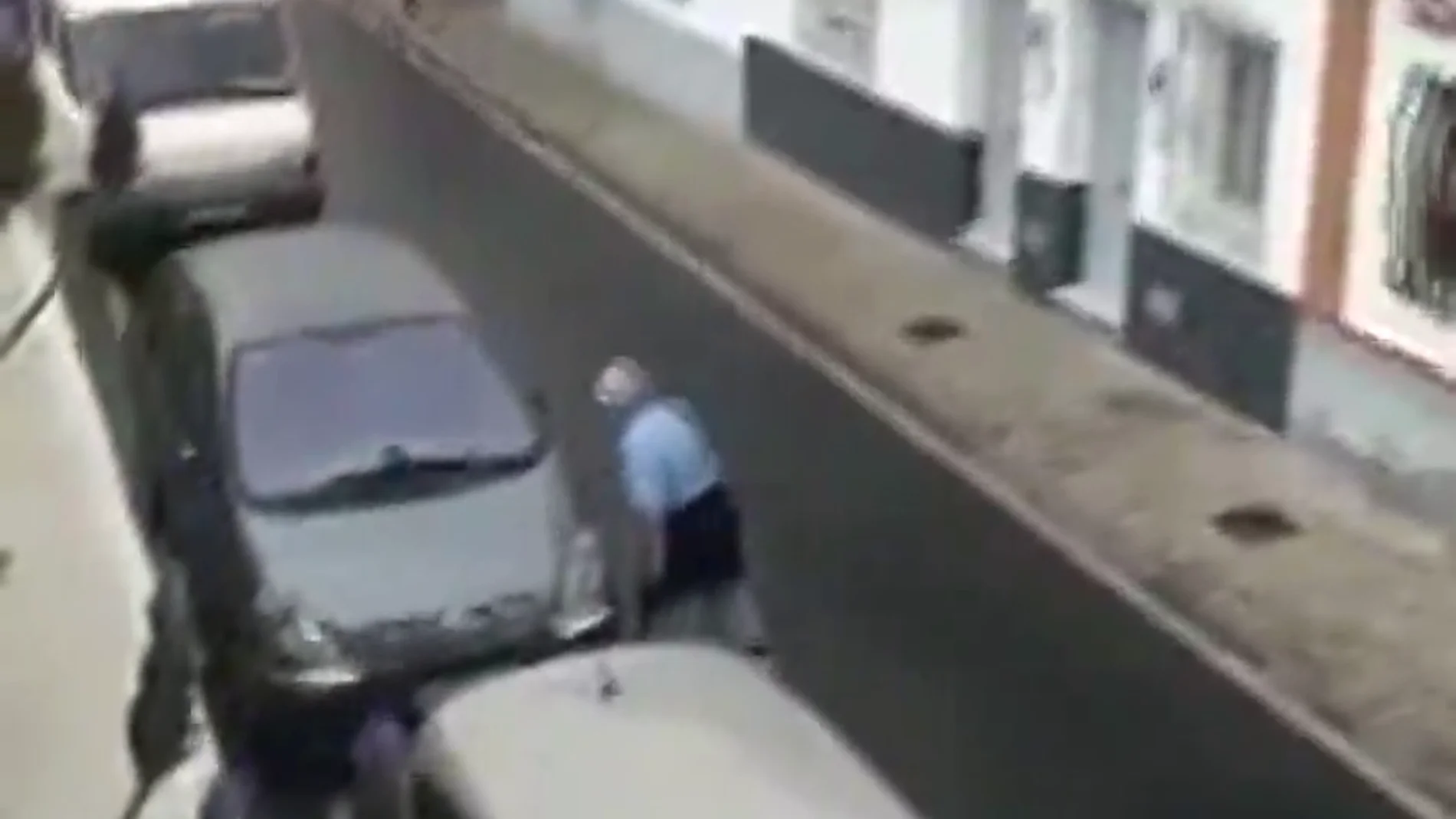 Detienen a un hombre por destrozar con una catana varios coches aparcados en la calle
