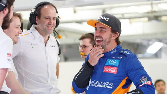 Fernando Alonso, en el box de McLaren en Baréin Fernando Alonso, en el box de McLaren en Baréin