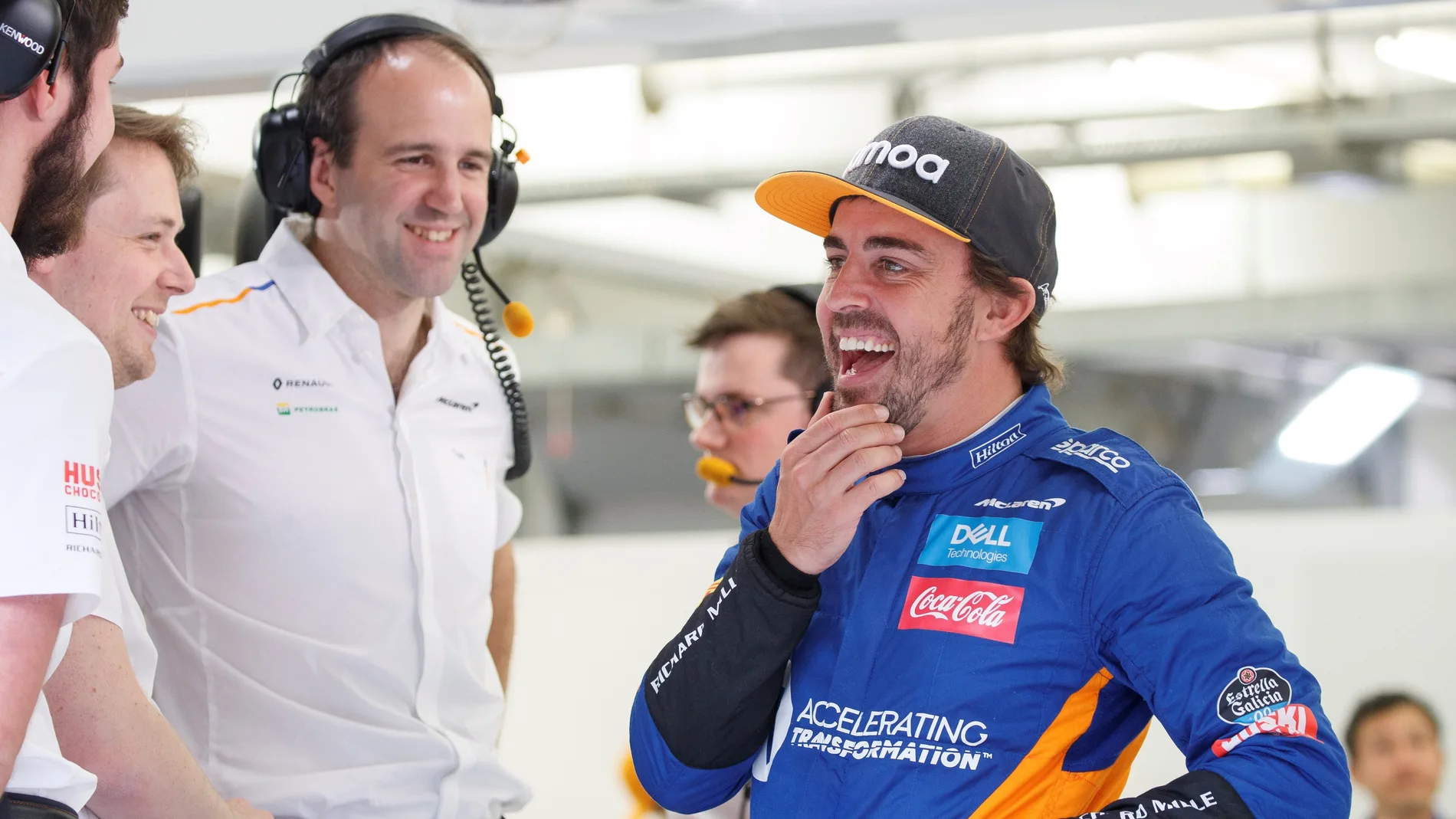 Fernando Alonso, en el box de McLaren en Baréin
