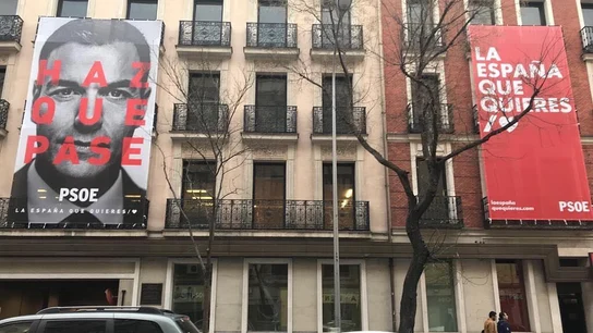 Pancartas en la fachada de la sede del PSOE en la calle Ferraz, Madrid. Pancartas en la fachada de la sede del PSOE en la calle Ferraz, Madrid.