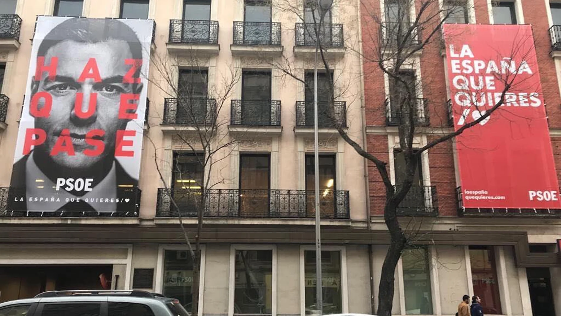 Pancartas en la fachada de la sede del PSOE en la calle Ferraz, Madrid.