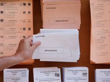 Una persona vota en las elecciones generales de 2016. Una persona vota en las elecciones generales de 2016.