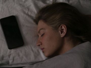 ¿Es malo dormir con el móvil junto a la cama?
