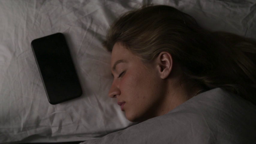 Por qué no deberías dormir con el móvil junto a la cama - VÍDEO