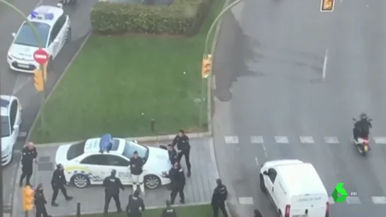 Detenido un hombre tras amenazar con dos cuchillos a varios agentes en Palma de Mallorca Detenido un hombre tras amenazar con dos cuchillos a varios agentes en Palma de Mallorca