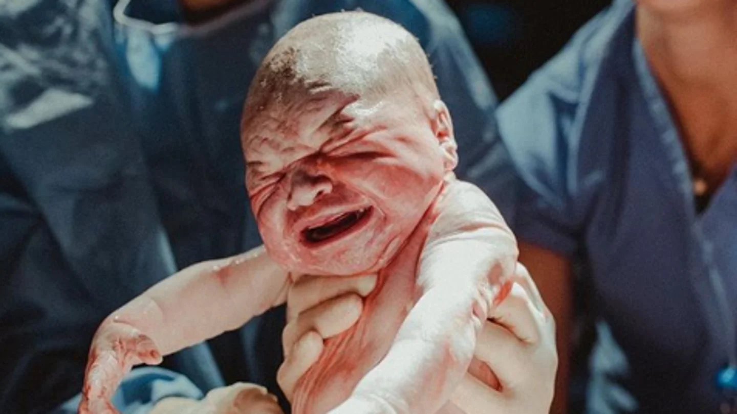 La fotografía tomada por la fotógrafa en su propio parto La fotografía tomada por la fotógrafa en su propio parto