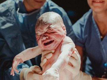 La fotografía tomada por la fotógrafa en su propio parto La fotografía tomada por la fotógrafa en su propio parto