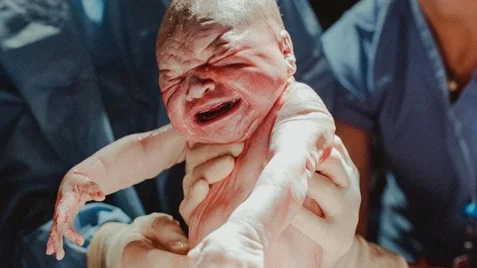 La fotografía tomada por la fotógrafa en su propio parto La fotografía tomada por la fotógrafa en su propio parto