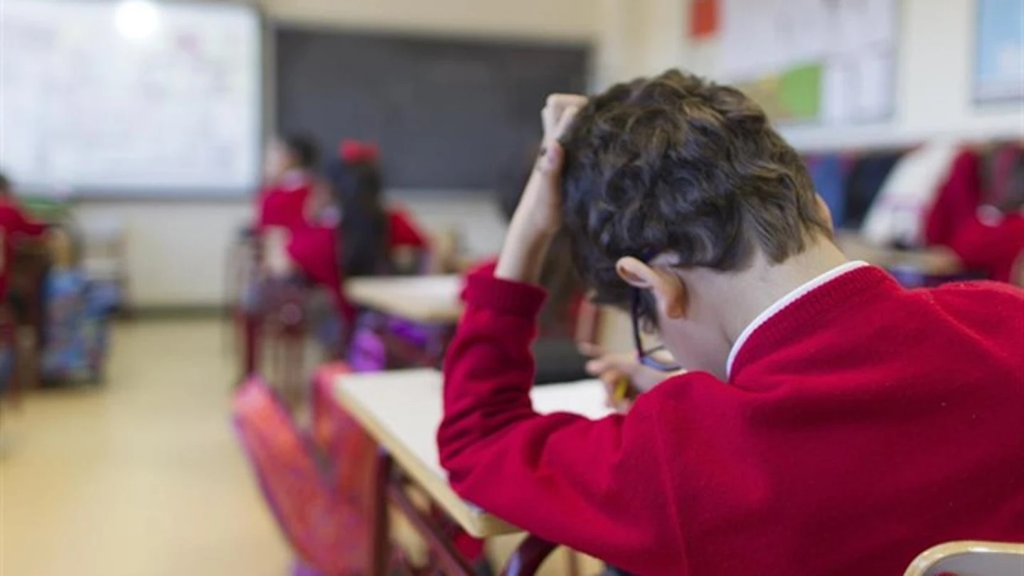 Niño con autismo en clase Niño con autismo en clase
