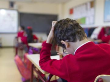 Niño con autismo en clase Niño con autismo en clase