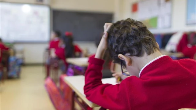 Niño con autismo en clase 