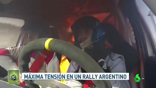 Un coche se incendia con los dos pilotos dentro en plena carrera Un coche se incendia con los dos pilotos dentro en plena carrera