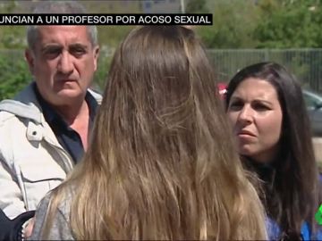 Seis estudiantes de la Universidad de Granada denuncian por acoso a un profesor: "Me preguntó si me masturbaba" Seis estudiantes de la Universidad de Granada denuncian por acoso a un profesor: "Me preguntó si me masturbaba"