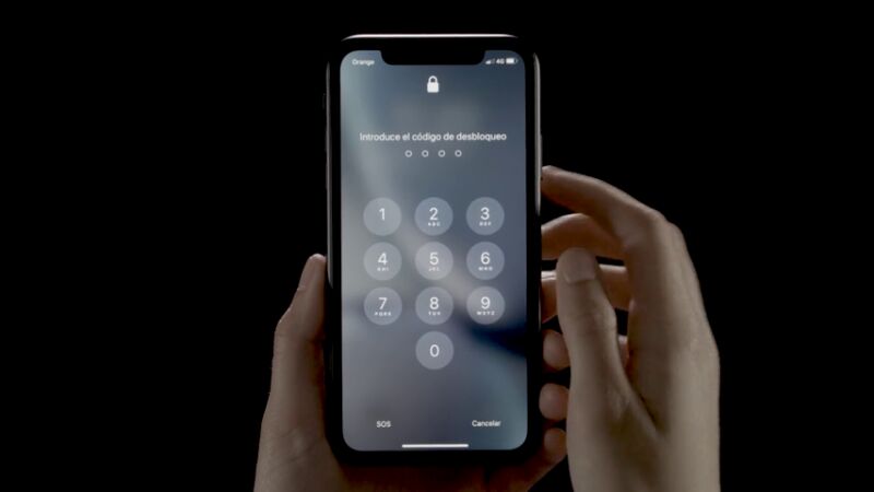 Cómo proteger tu smartphone cuando lo cargues en un lugar público