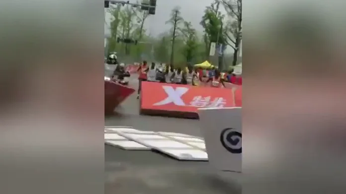 Un helicóptero la lía en plena maratón