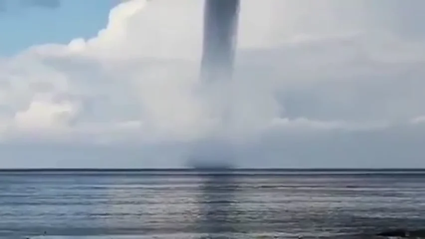 La espectacular manga marina que ha dejado con la boca abierta a los vecinos de Mogán, Gran Canaria