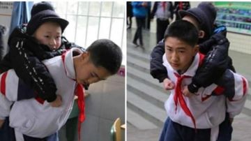El pequeño Zhang carga todos los días para ir a clase con su amigo Xu