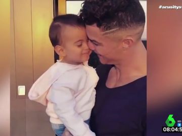 Cristiano Ronaldo con su hija Alana Cristiano Ronaldo con su hija Alana