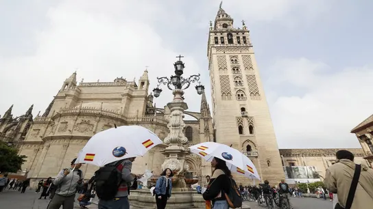 Turistas pasean por las inmediaciones de la Torre de la Giralda de Sevilla Turistas pasean por las inmediaciones de la Torre de la Giralda de Sevilla