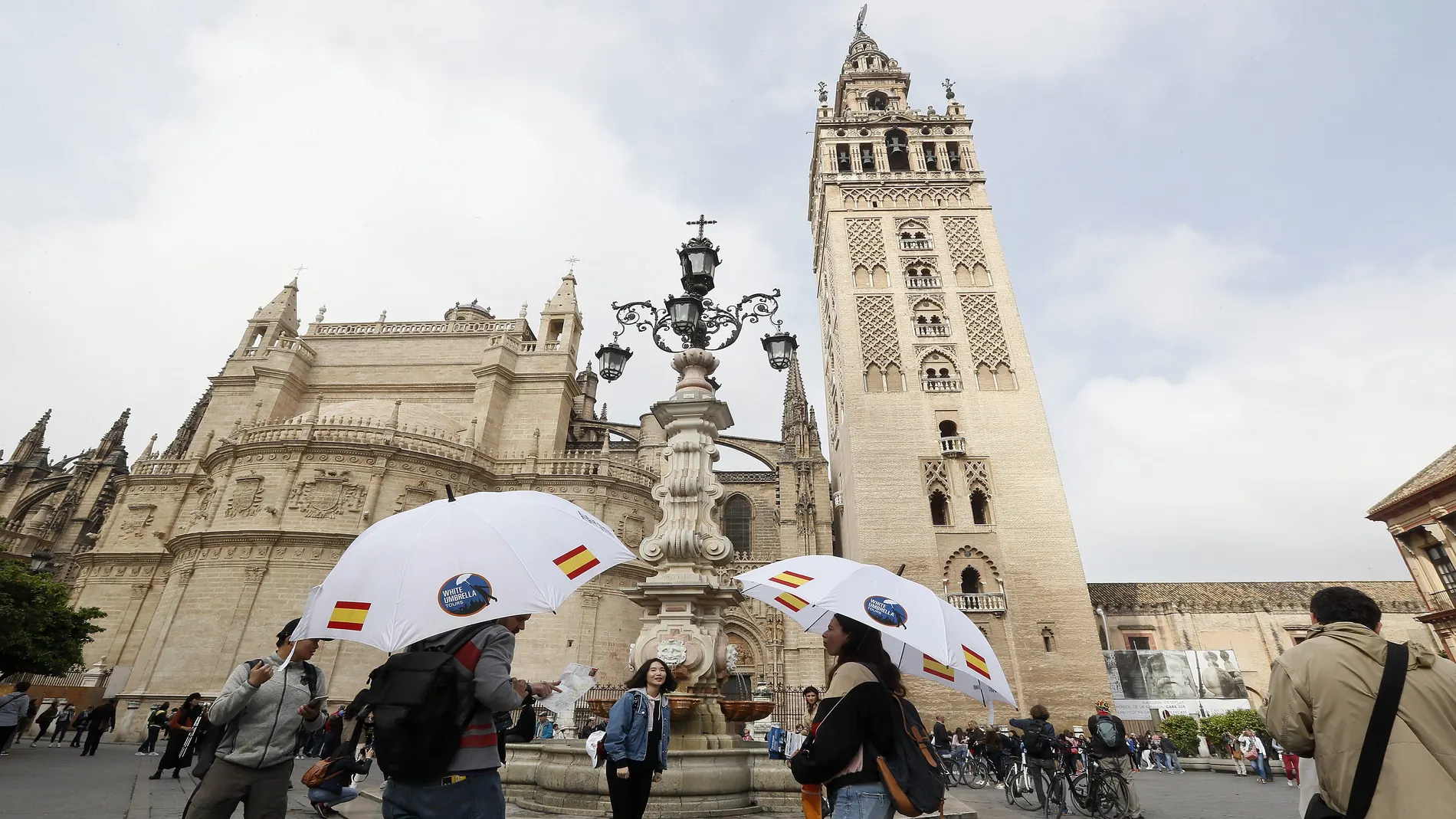 Turistas pasean por las inmediaciones de la Torre de la Giralda de Sevilla