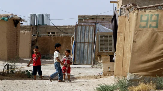 Niños palestinos juegan en el campo de refugiados Al-Hol al norte de Siria Niños palestinos juegan en el campo de refugiados Al-Hol al norte de Siria