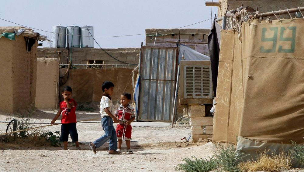 Niños palestinos juegan en el campo de refugiados Al-Hol al norte de Siria