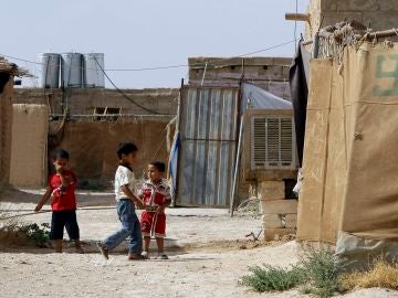 Niños palestinos juegan en el campo de refugiados Al-Hol al norte de Siria Niños palestinos juegan en el campo de refugiados Al-Hol al norte de Siria
