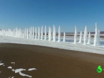 Espectaculares imágenes de la explosión controlada de un río helado en China Espectaculares imágenes de la explosión controlada de un río helado en China
