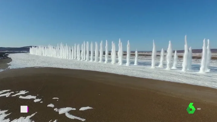 Espectaculares imágenes de la explosión controlada de un río helado en China