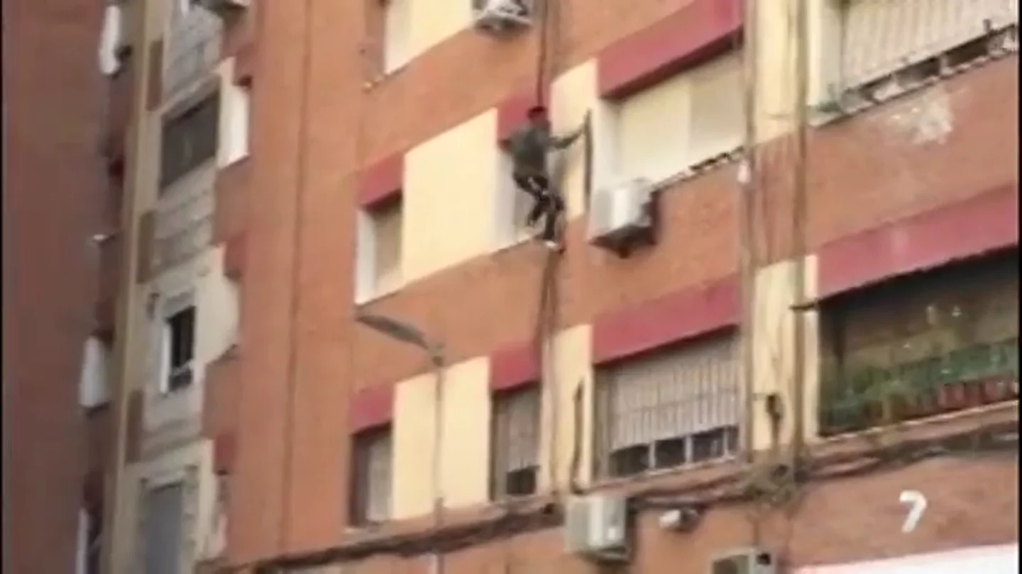 Peligrosa huída en Murcia: un hombre intenta escapar de una redada contra la droga trepando por la fachada de un edificio Peligrosa huída en Murcia: un hombre intenta escapar de una redada contra la droga trepando por la fachada de un edificio