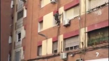 Peligrosa huída en Murcia: un hombre intenta escapar de una redada contra la droga trepando por la fachada de un edificio
