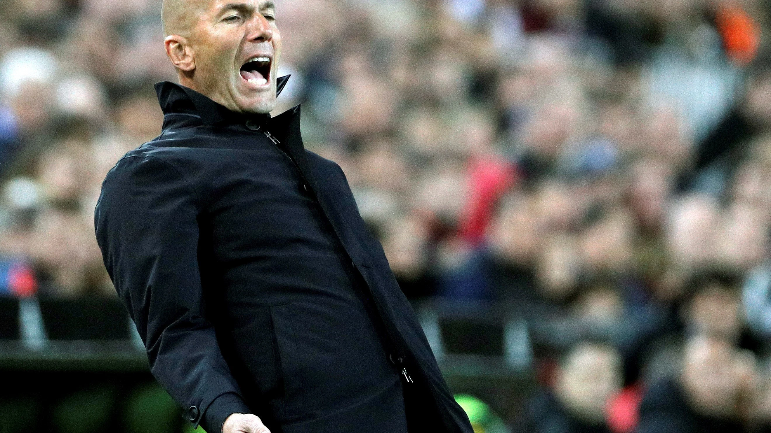 Zidane gesticula en la banda de Mestalla Zidane gesticula en la banda de Mestalla