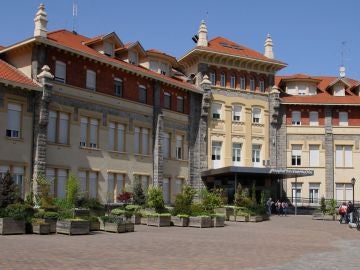 Fachada del edificio del Hospital San Juan de Dios, en Santurtzi, Bizkaia. Fachada del edificio del Hospital San Juan de Dios, en Santurtzi, Bizkaia.