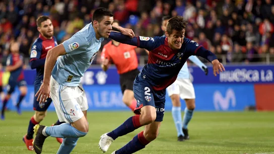 Maxi Gómez y Martín Mantovani pelean por un balón Maxi Gómez y Martín Mantovani pelean por un balón