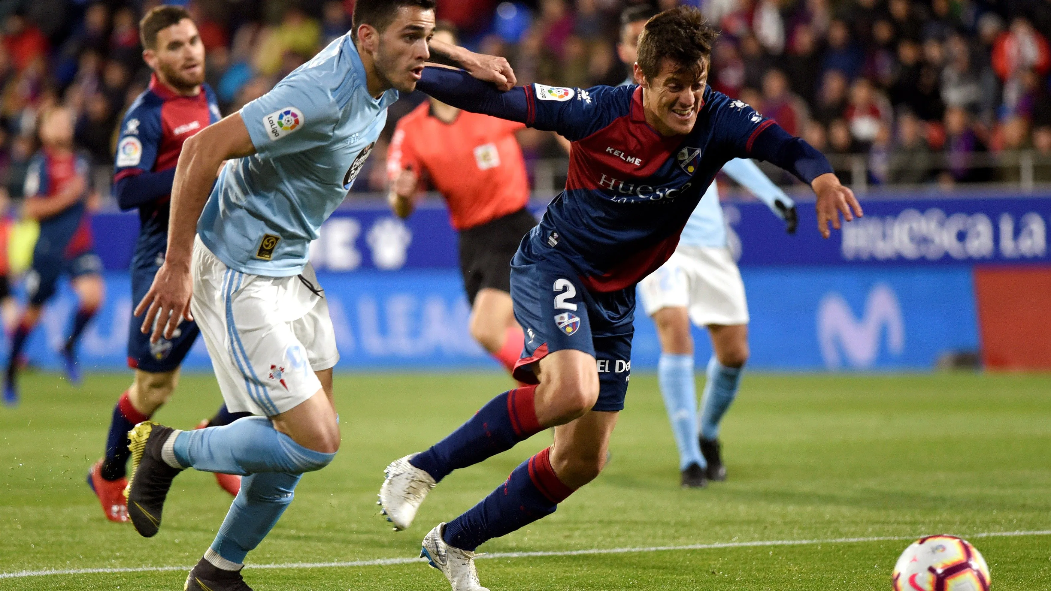 Maxi Gómez y Martín Mantovani pelean por un balón