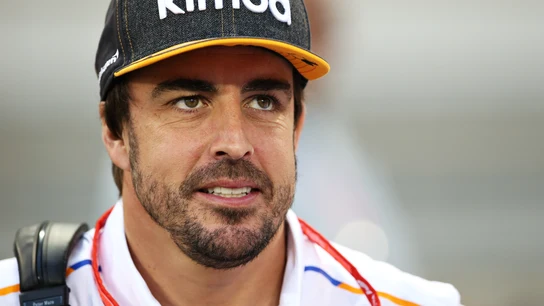 Fernando Alonso sonríe en los test de Baréin de F1 Fernando Alonso sonríe en los test de Baréin de F1